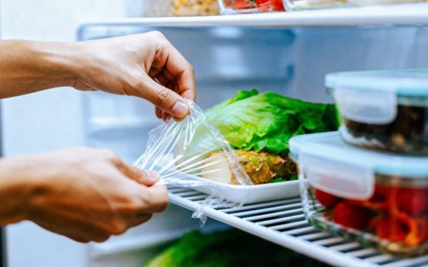Cât țin alimentele după pană? Riscul consumului