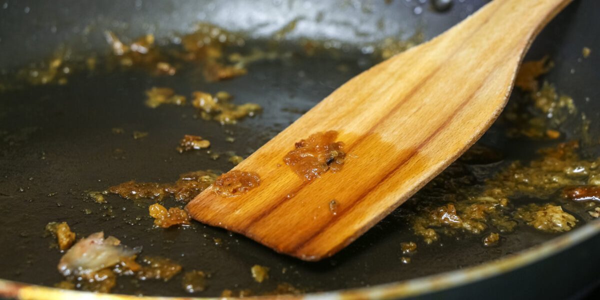 Mâncarea se lipește de tigaie? Greșelile tale culinare explicare