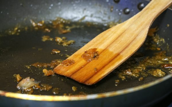 Mâncarea se lipește de tigaie? Greșelile tale culinare explicare