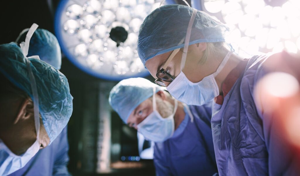 Iași: Salvari pe masa de operații. Medici eroi, fără spor