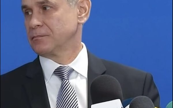 Nosatîi, rușine! Ministrul Apărării ignoră jurnalista, apoi o laudă în română