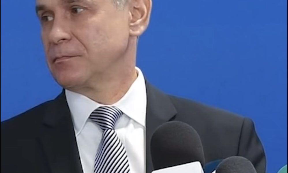 Nosatîi, rușine! Ministrul Apărării ignoră jurnalista, apoi o laudă în română