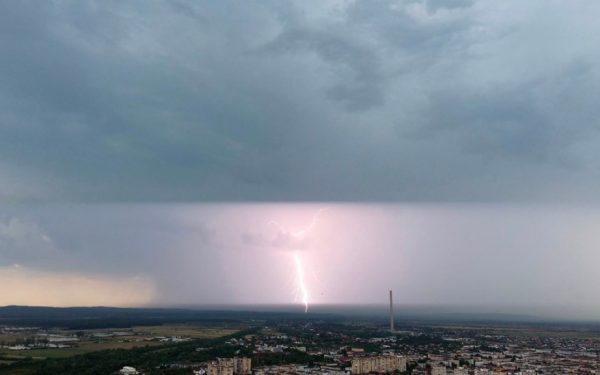 România, prinsă între furtuni și caniculă. Valuri de vijelii lovesc țara