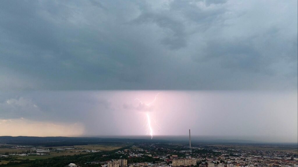 România, prinsă între furtuni și caniculă. Valuri de vijelii lovesc țara