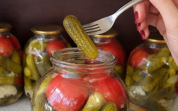Greșeala care îți strică murăturile: Ce condiment să eviți