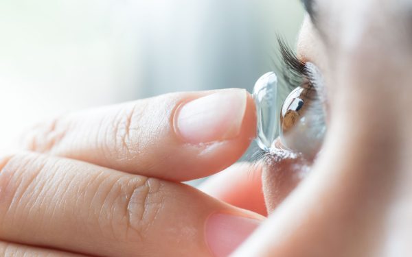 Locuri periculoase pentru lentile de contact: risc de vătămare oculară
