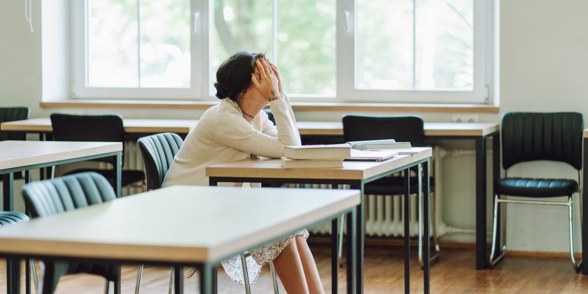 Profesoroara cu 6.000 euro/lună în concediu medical, pensionată forțat