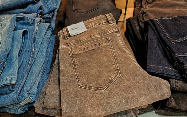 Pantalonii morții provoacă dezastru. Atenție la modă!