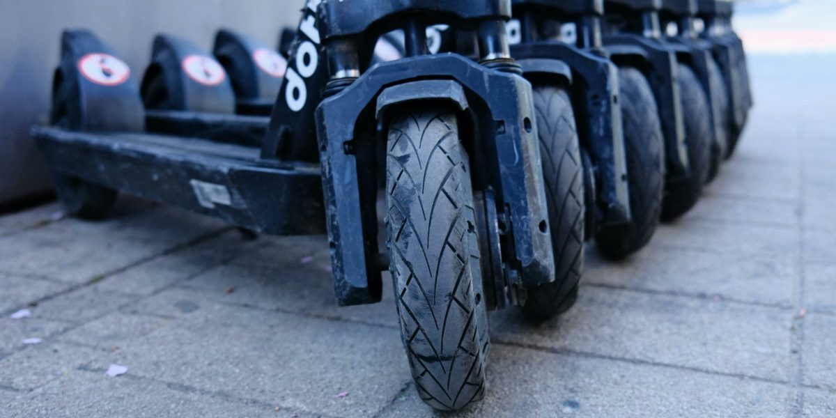 Trotinetele electrice: Risc de 3 ori mai mare de traume craniene ca la moto