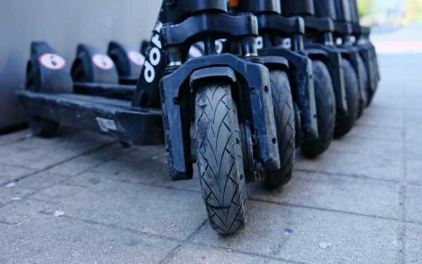 Trotinetele electrice: Risc de 3 ori mai mare de traume craniene ca la moto