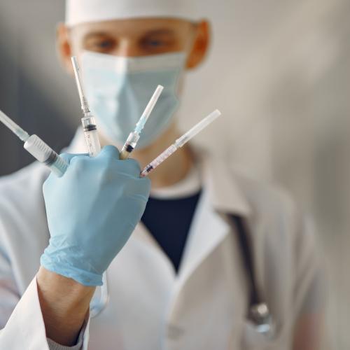 Sănătate privată angajează masiv, spitalele de stat, criză