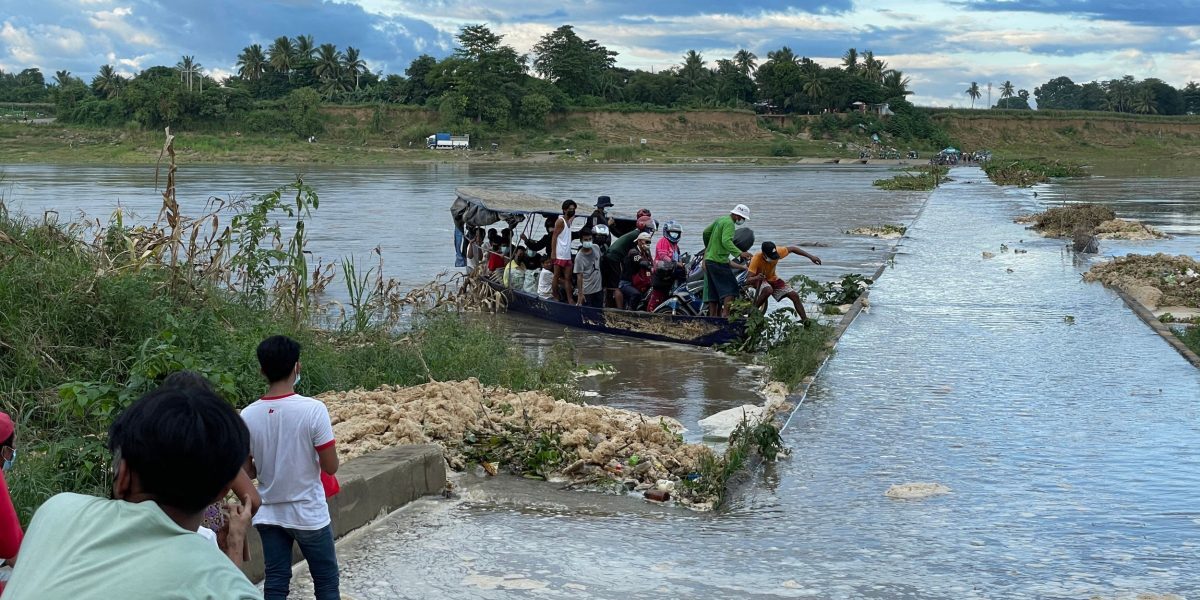 Maymay paralizează Filipine: Feriboturi oprite, drumuri blocate