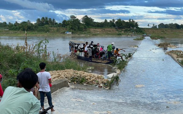 Maymay paralizează Filipine: Feriboturi oprite, drumuri blocate