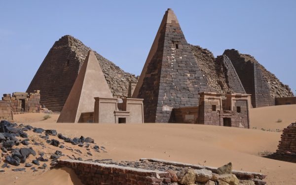 Meroe, bijuteria UNESCO din Sudan, sub asaltul războiului și nisipului