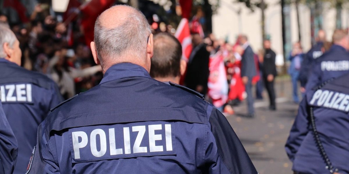 Austriei i-au fugit banii: Români ținta falsă a escrocilor în uniformă