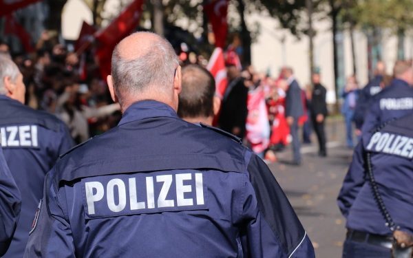 Austriei i-au fugit banii: Români ținta falsă a escrocilor în uniformă