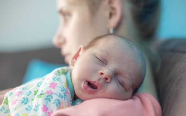 Mame: 5 probleme grave post-naștere ignorate de medici