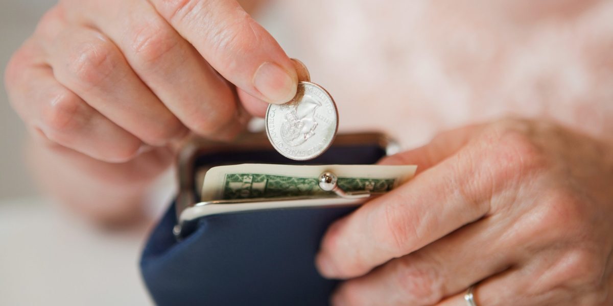 Sărăcia te îmbătrânește: Banii puțini afectează creierul