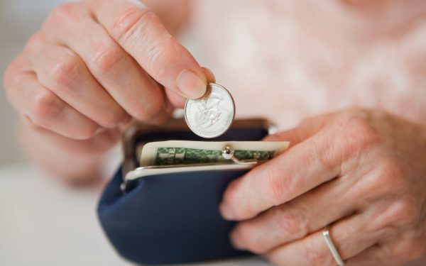 Sărăcia te îmbătrânește: Banii puțini afectează creierul