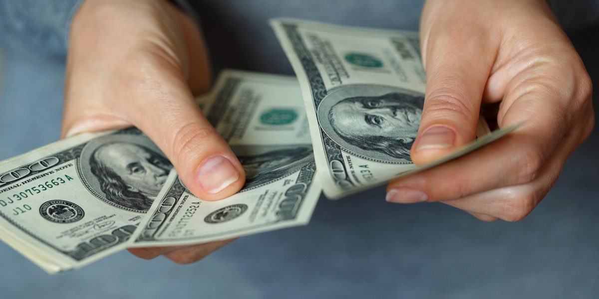 Regina creditelor, cerșetoare la propriul oraș