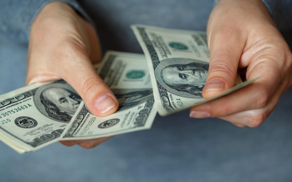 Regina creditelor, cerșetoare la propriul oraș