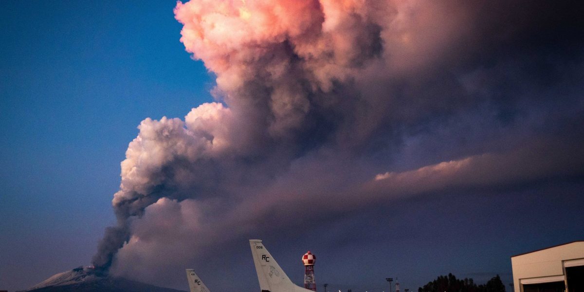 Etna blochează aeroportul din Sicilia, aterizările suspendate