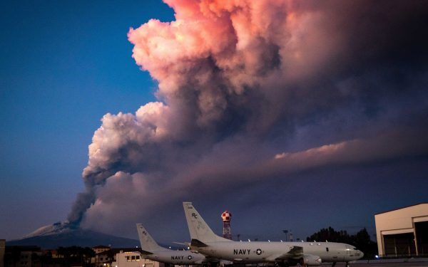 Etna blochează aeroportul din Sicilia, aterizările suspendate