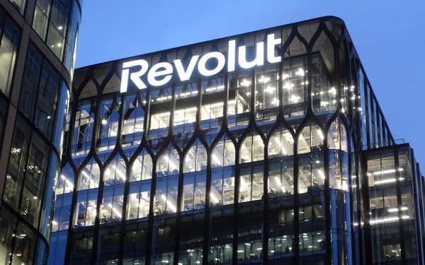 Revolut: Conturi blocate, sute de români disperați