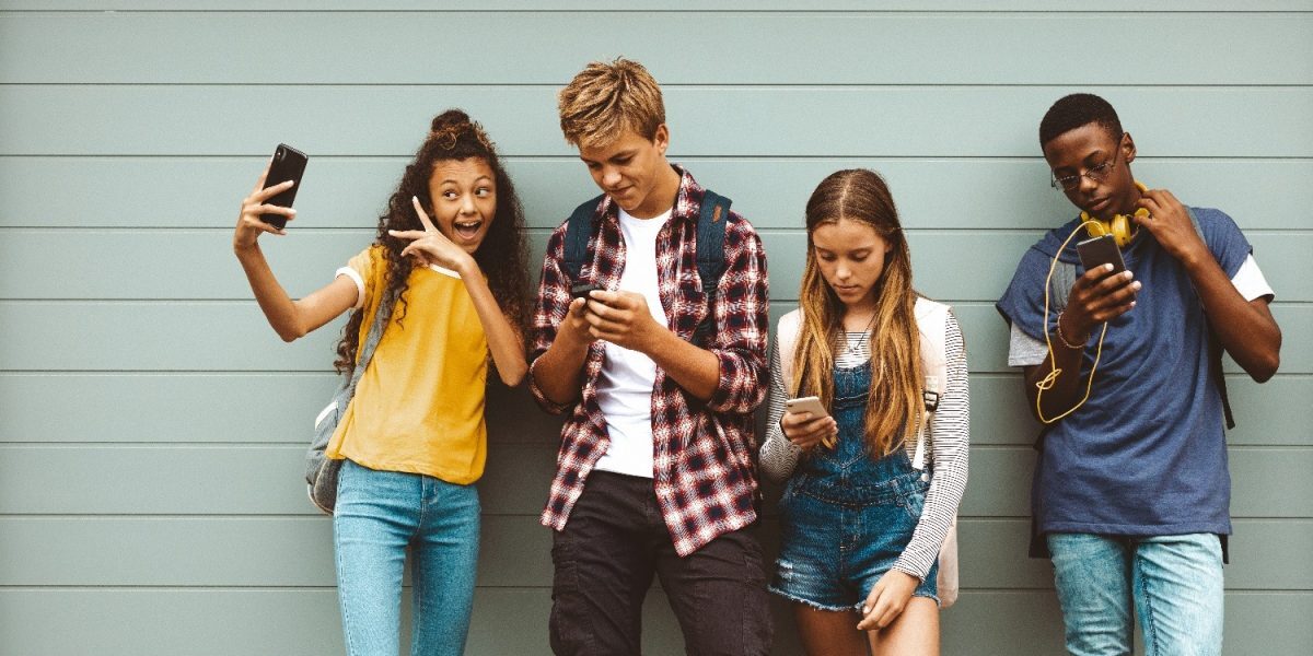 Meta, amendată masiv: Facebook și Instagram blocate pentru adolescenți