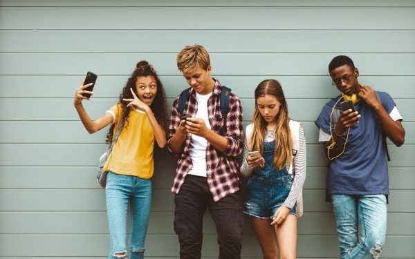 Meta, amendată masiv: Facebook și Instagram blocate pentru adolescenți