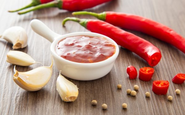 Sosul picant preferat de nutriționiști: Avantaje și riscuri ascunse