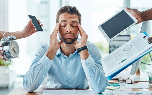 Stres la muncă: E-mailul, pericol pentru corp