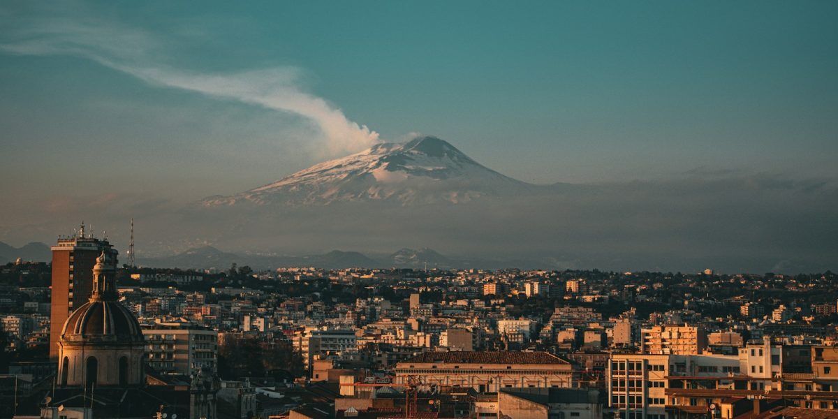 Etna eruptă: C Catania închis, zboruri oprite
