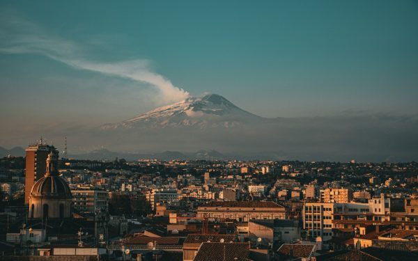 Etna eruptă: C Catania închis, zboruri oprite