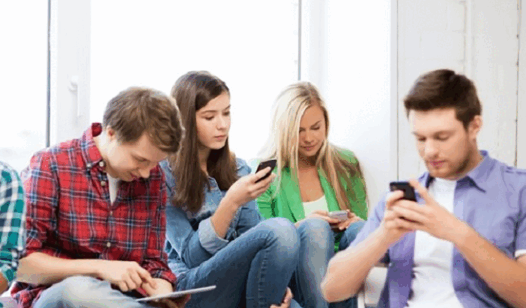 Telefonul îți transformă corpul: 6 efecte șocante ale scrollingului