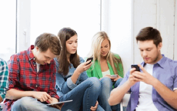 Telefonul îți transformă corpul: 6 efecte șocante ale scrollingului