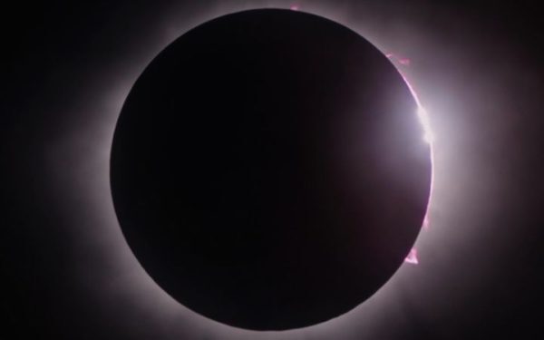 Eclipse Totale: Unde și Când Privim Cerul