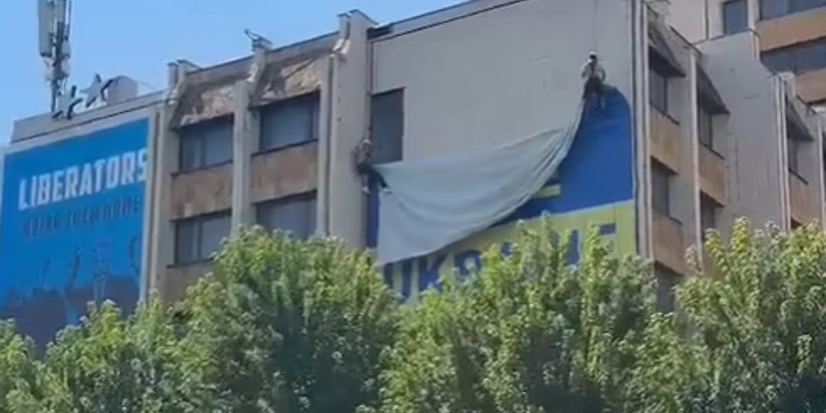 Drapelul Ucrainei, jos din Priștina. Reacția primarului după vizita lui Zelenski