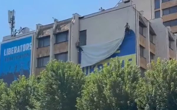 Drapelul Ucrainei, jos din Priștina. Reacția primarului după vizita lui Zelenski