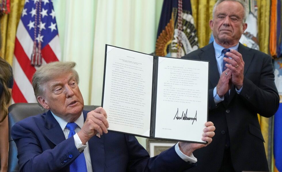 Trump, acuzații false la semnarea unui decret pentru copiii vaccinați
