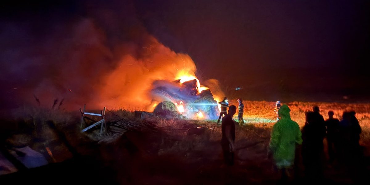 Fulger a distrus o casă în furtună: Pompierii au stins incendiul după două ore