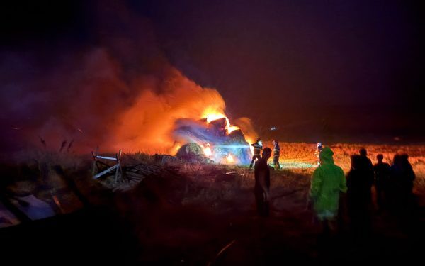 Fulger a distrus o casă în furtună: Pompierii au stins incendiul după două ore