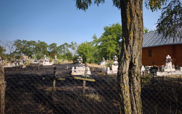 Botoșani: Cimitir în flăcări din cauza unei lumânări nesupravegheate