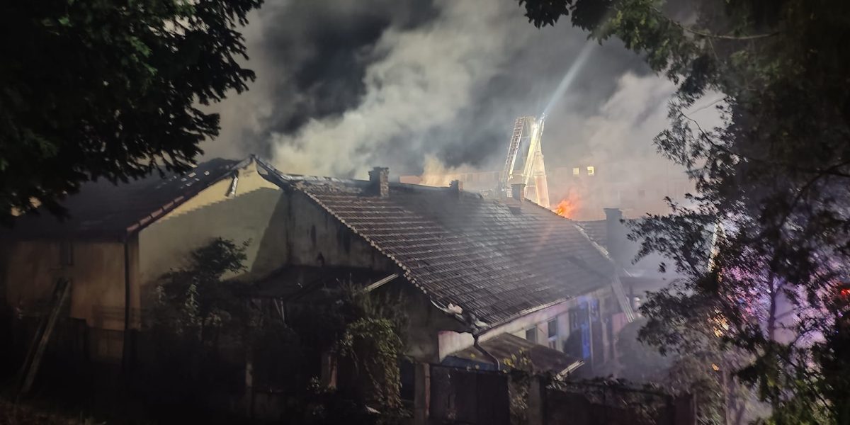 Incendiu devastator în Cluj: Pensiune în flăcări, s-a extins la case vecine