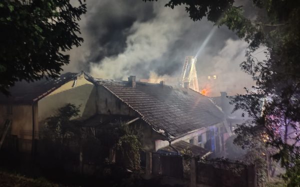 Incendiu devastator în Cluj: Pensiune în flăcări, s-a extins la case vecine