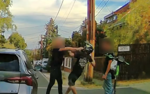 Șoc în trafic: Autoturism furios atacă un tânăr pe trotinetă