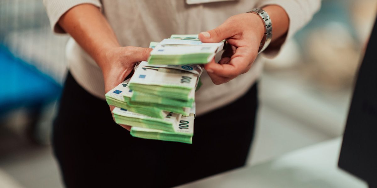 AI vinde Italia: 95 de milioane de euro furați de la cea mai mare bancă