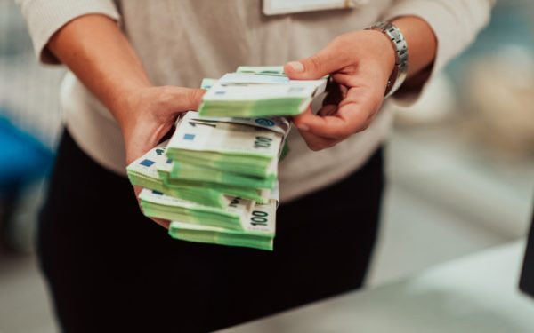 AI vinde Italia: 95 de milioane de euro furați de la cea mai mare bancă