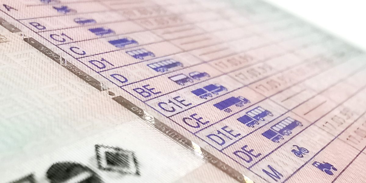 Frauda la permis: Peste 100 anulate, instructori vizați