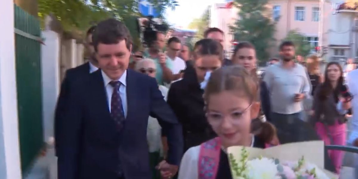 Nicușor Dan: Educația, dincolo de note. Primarul și fetița în prima zi de școală
